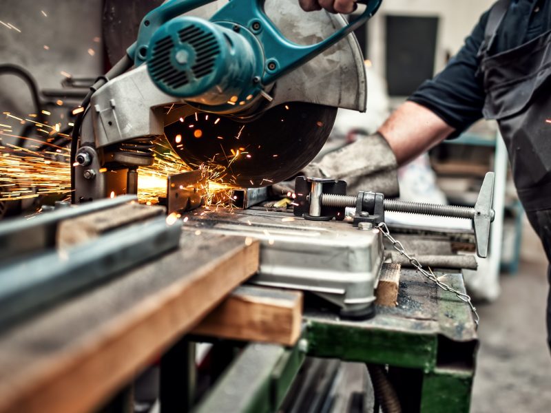 man-worker-using-a-slinding-compound-mitre-saw-wi-2024-09-19-01-42-33-utc